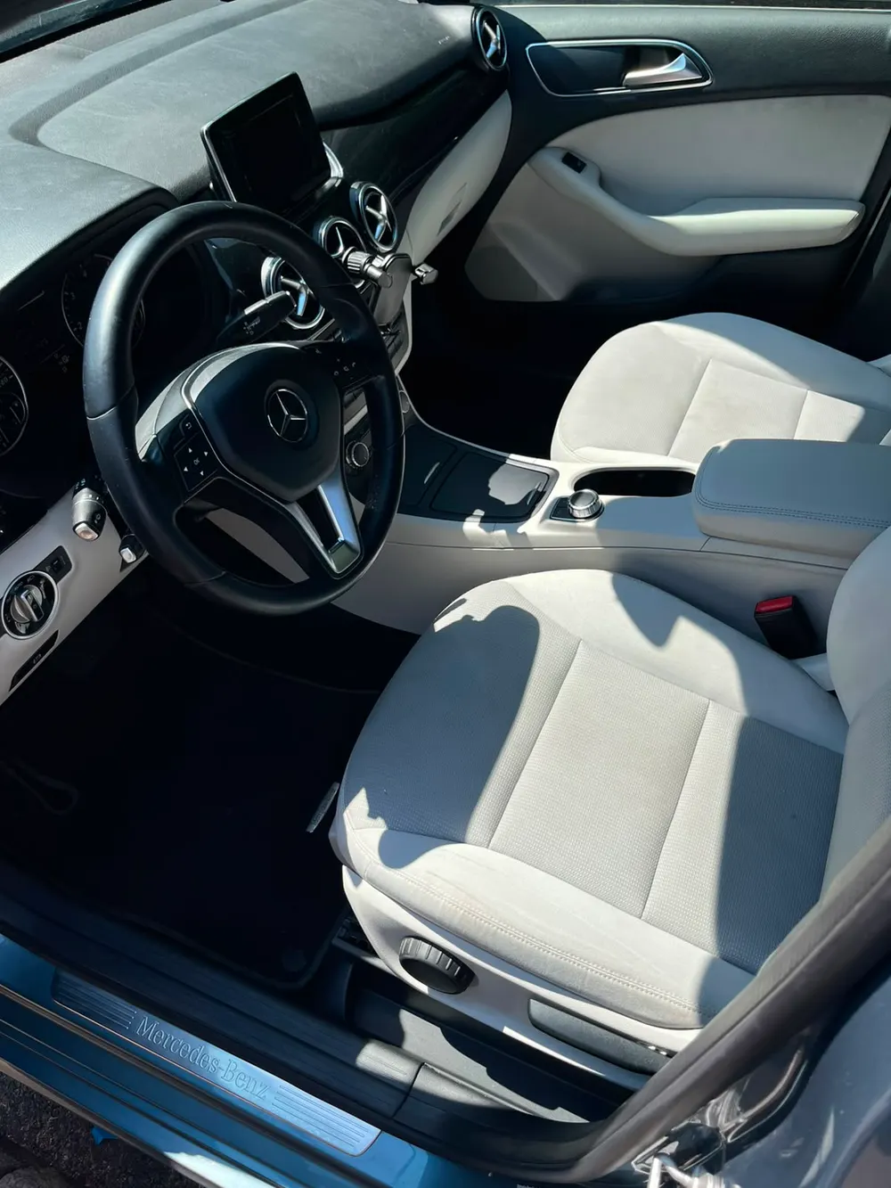 Après — Avant-après du nettoyage d’un habitacle automobile clair