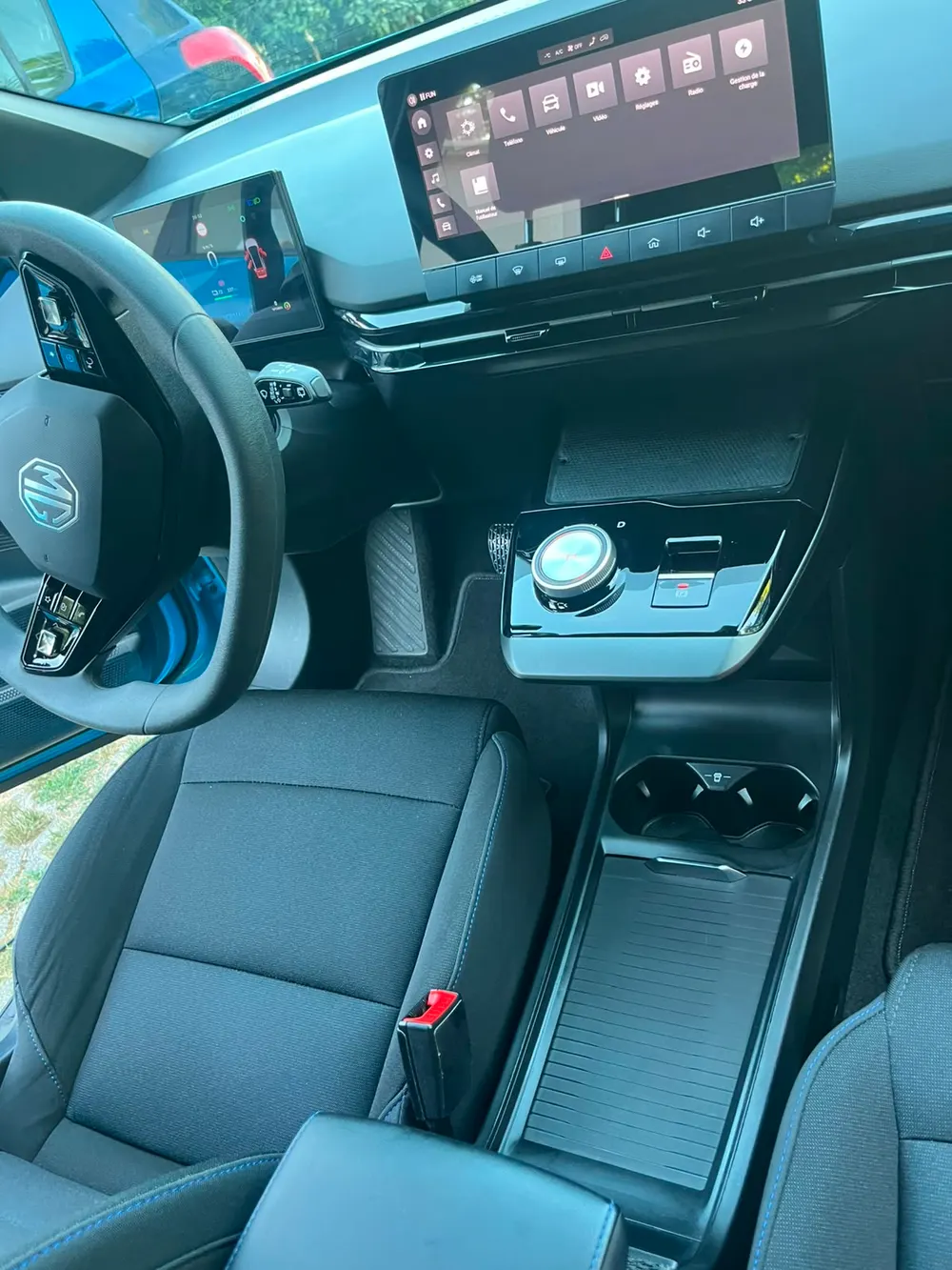 Après — Avant-après du nettoyage d’une console centrale automobile