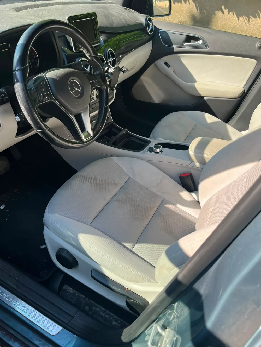 Avant — Avant-après du nettoyage d’un habitacle automobile clair