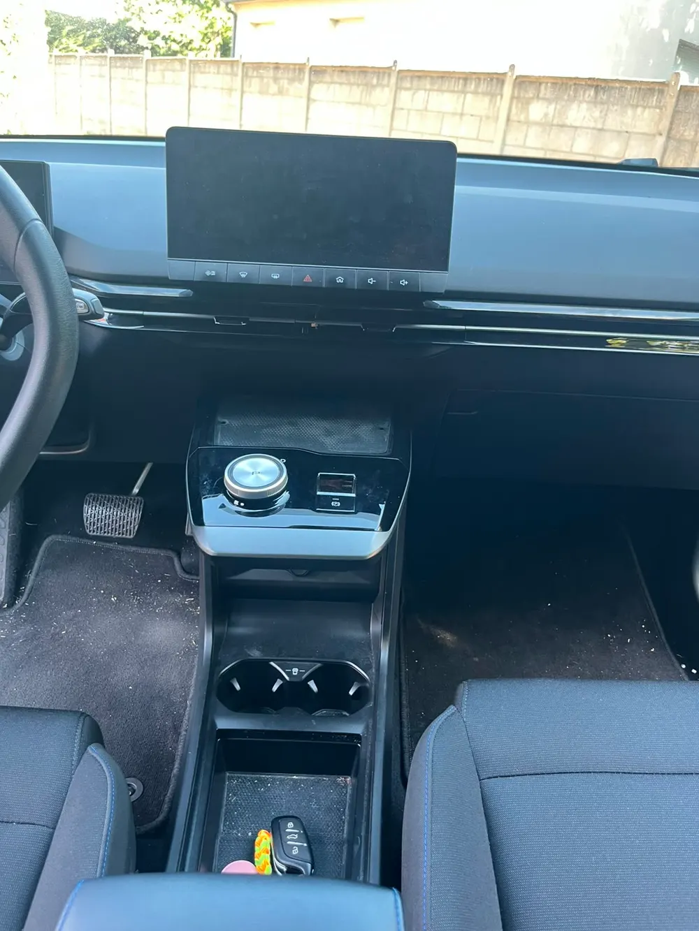Avant — Avant-après du nettoyage d’une console centrale automobile