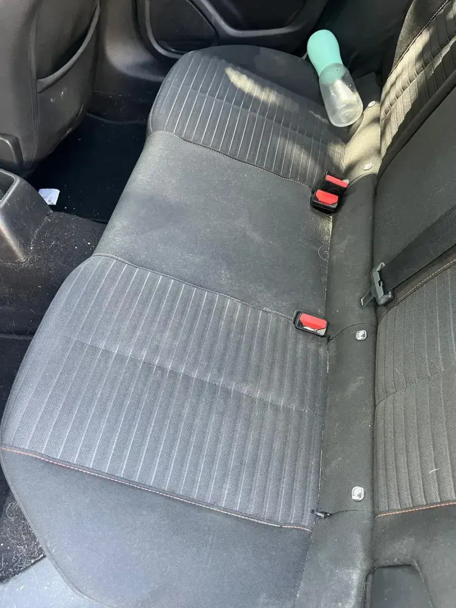 Avant — Avant-après du nettoyage d’une assise arrière automobile