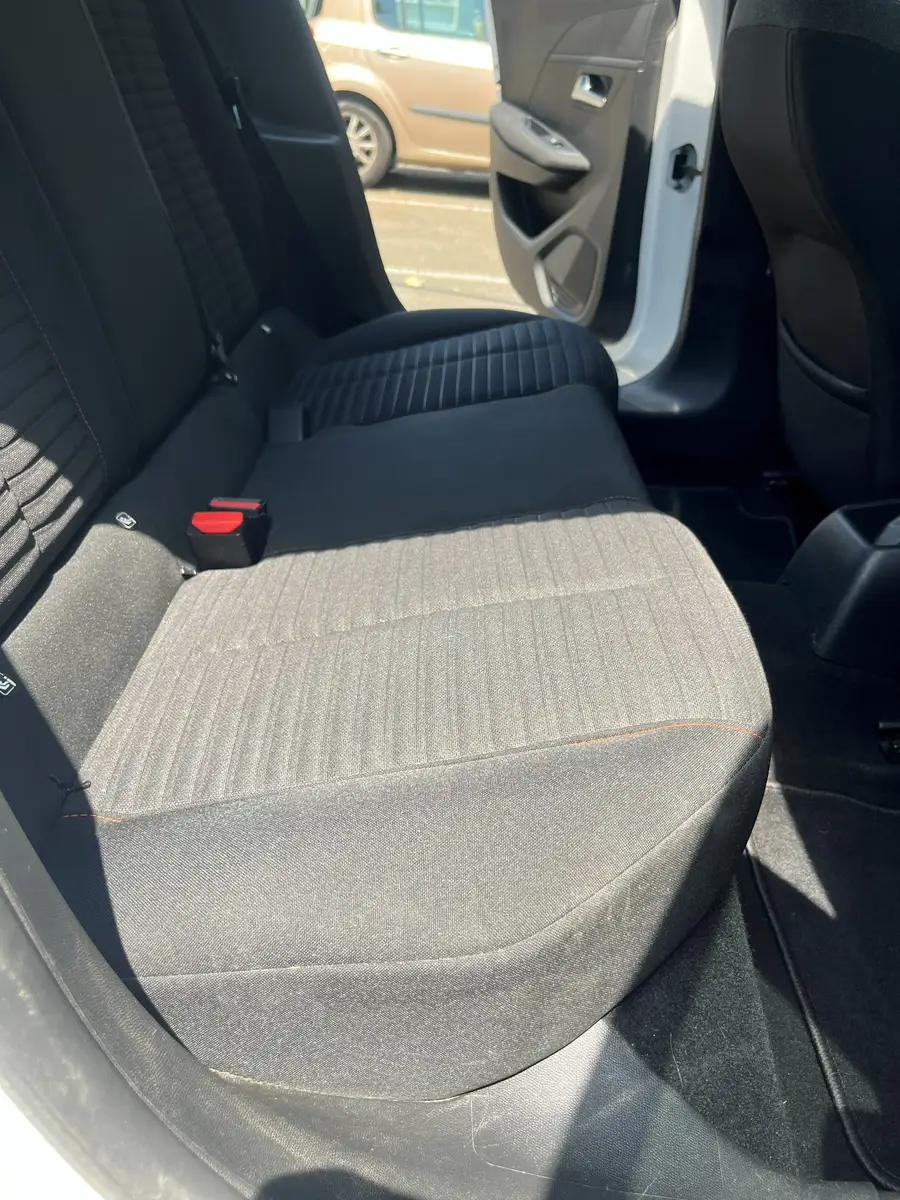 Après — Avant-après d'une auréole sur un siège de voiture en tissu