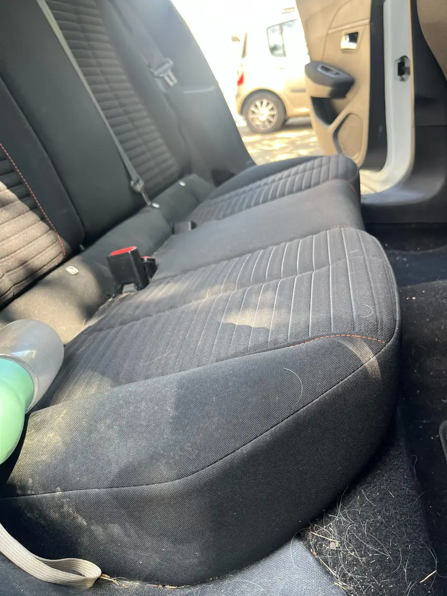 Avant — Avant-après d'une auréole sur un siège de voiture en tissu