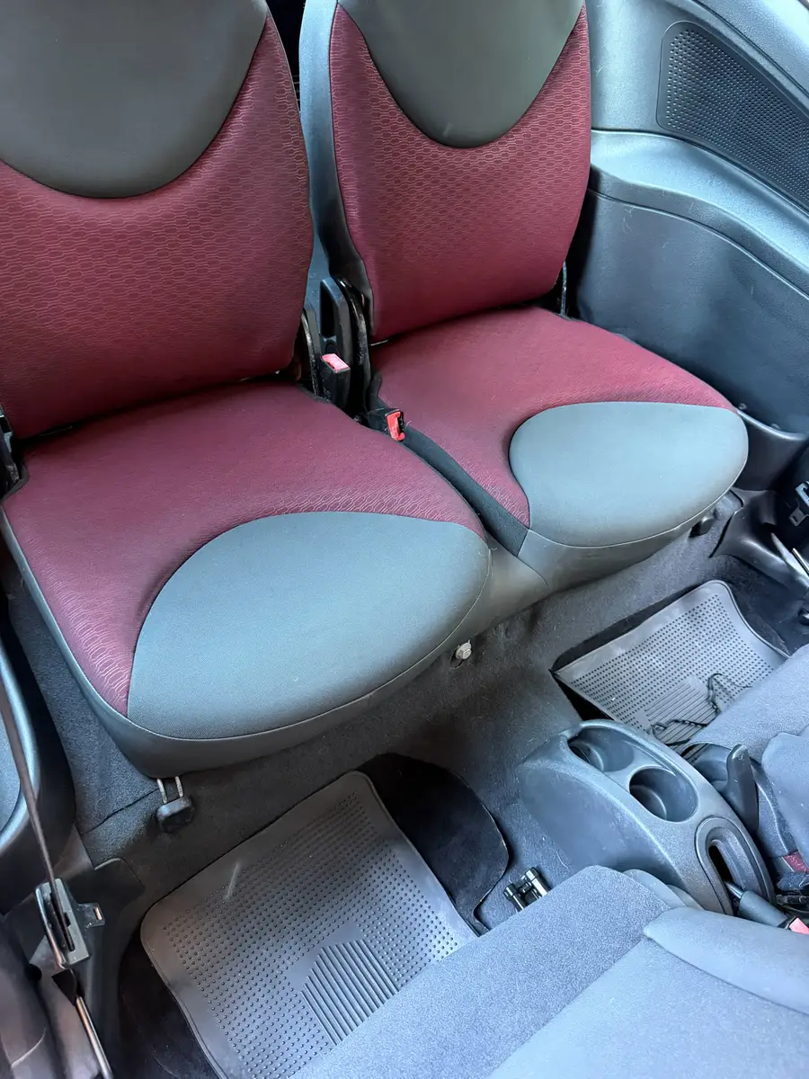 Après — Avant-après du nettoyage de la banquette arrière d’une Citroën C2