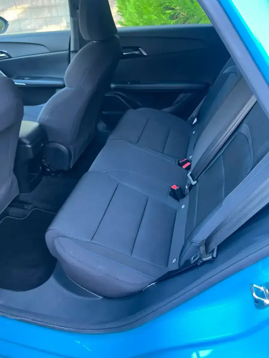 Après — Avant-après d'une tache de vomi nettoyée sur un siège de voiture
