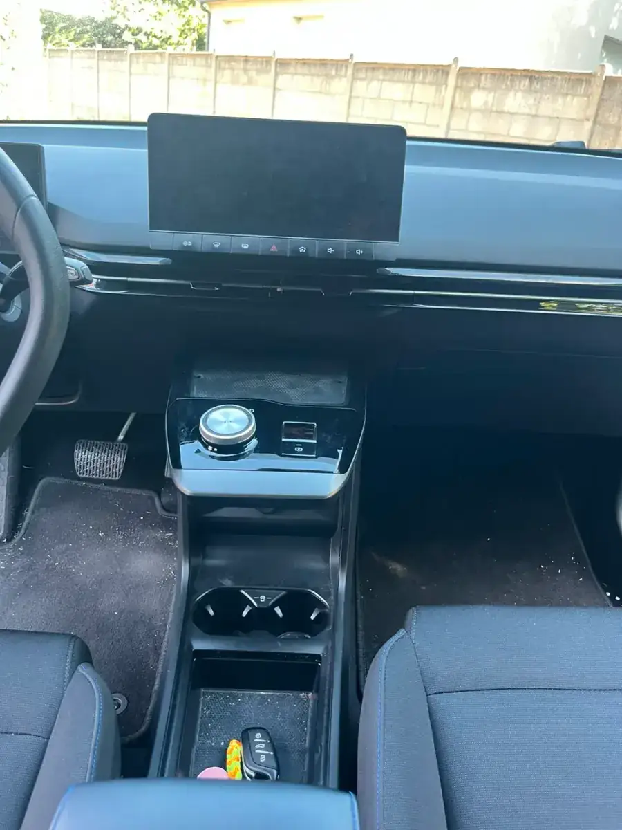 Avant — Avant-après du nettoyage d’une console centrale automobile