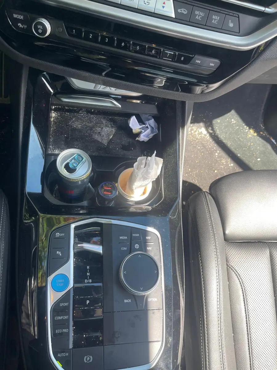 Avant — Avant-après du nettoyage de la console centrale d’une BMW