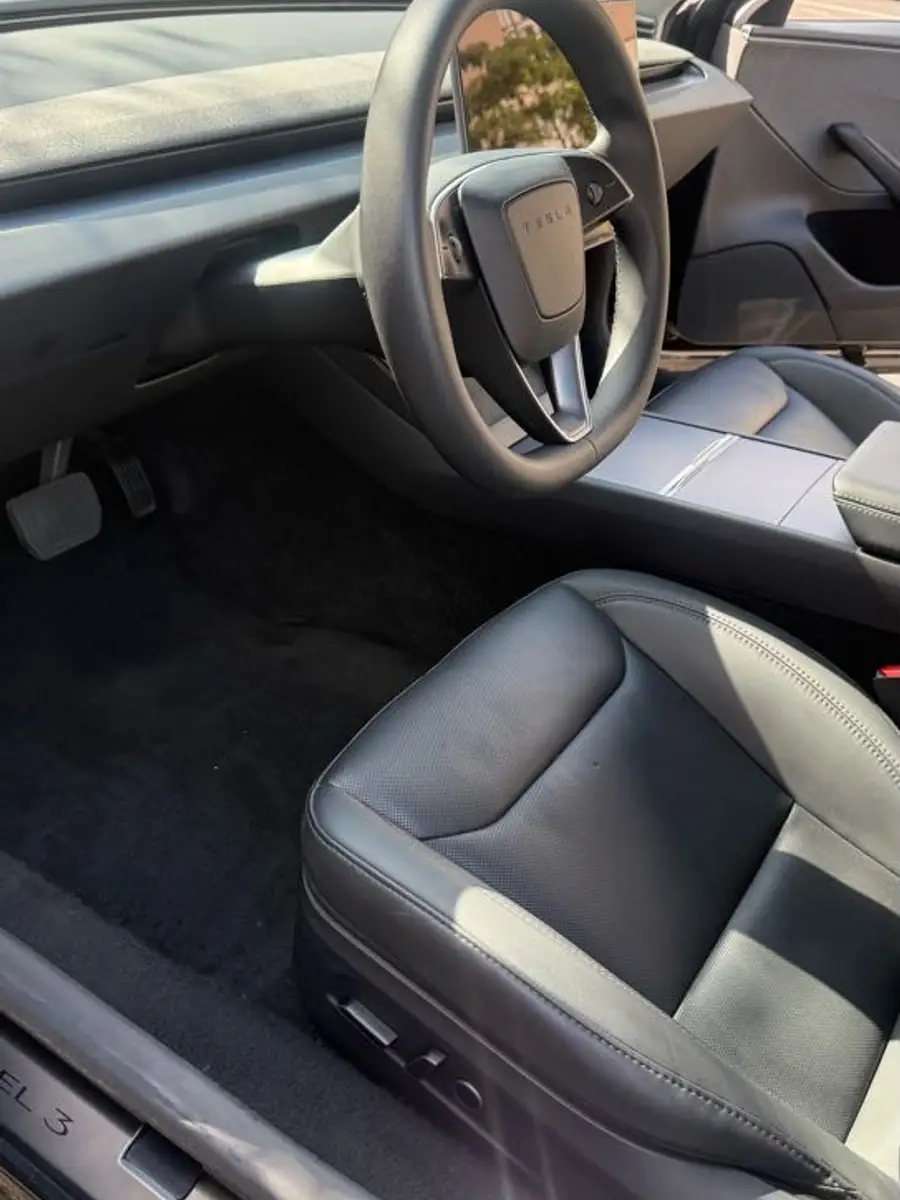 Après — Avant-après du nettoyage du plancher côté conducteur d’une Tesla