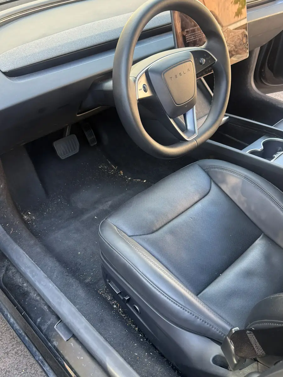 Avant — Avant-après du nettoyage du plancher côté conducteur d’une Tesla