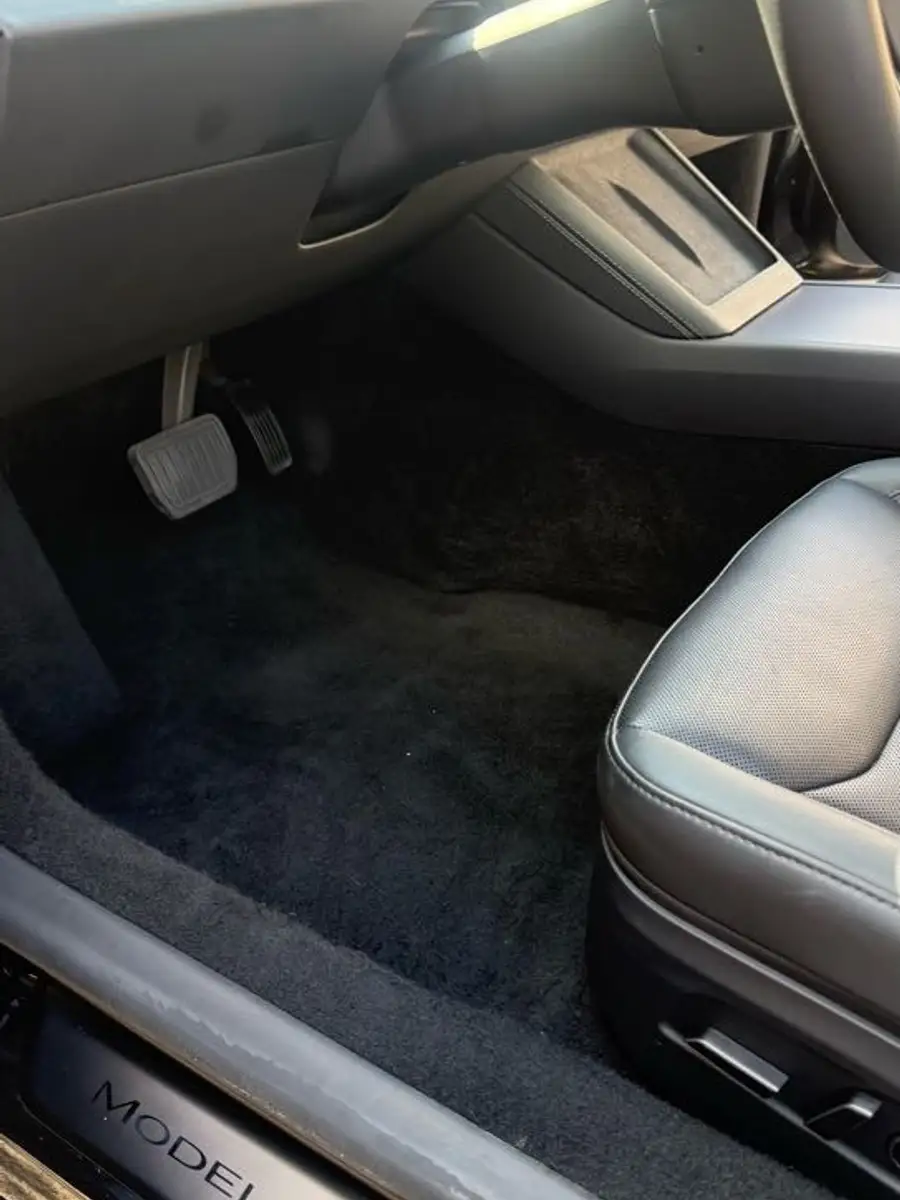 Après — Avant-après du nettoyage du plancher côté conducteur d’une autre Tesla