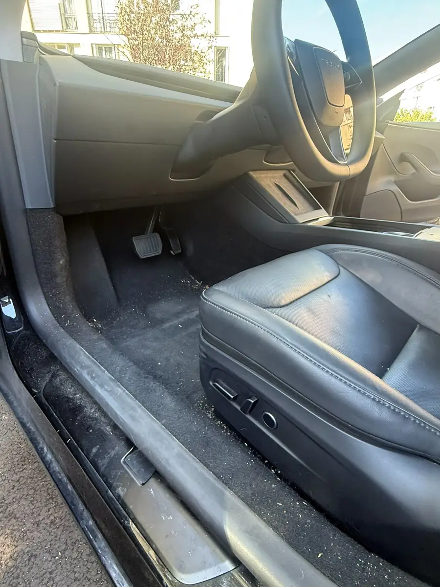 Avant — Avant-après du nettoyage du plancher côté conducteur d’une autre Tesla