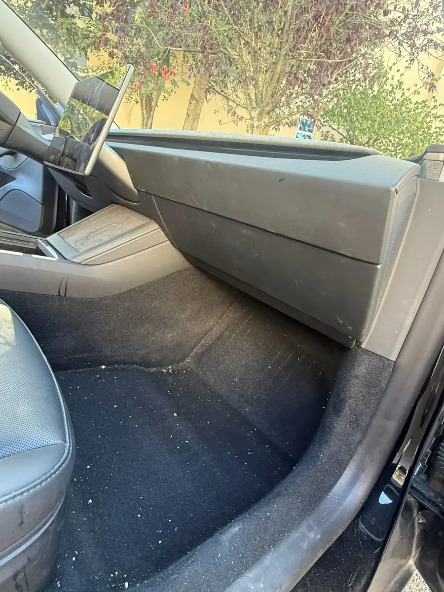 Avant — Avant-après du nettoyage du plancher côté passager avant d’une Tesla