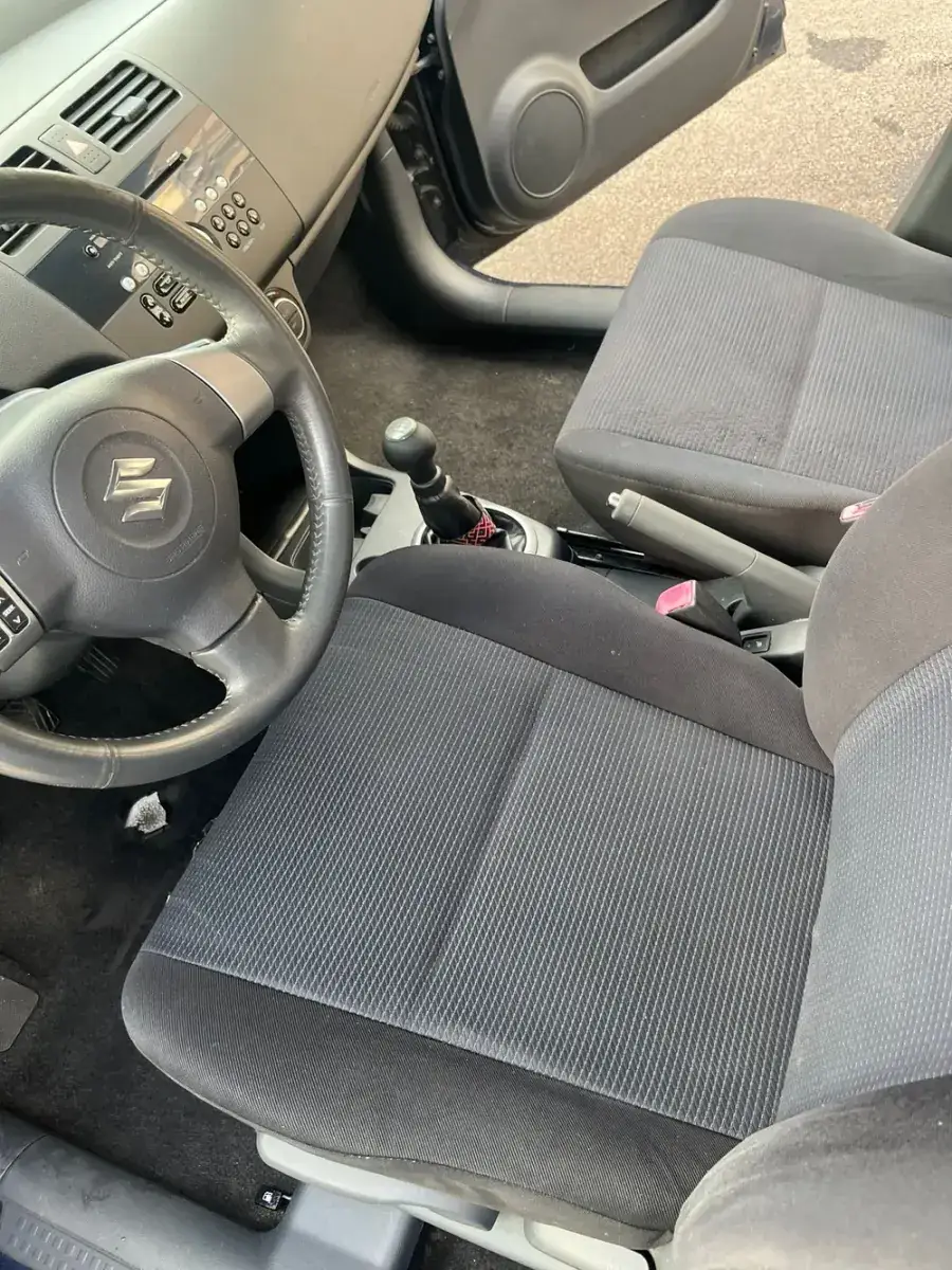 Après — Avant-après d'une tache de café sur un siège de voiture en tissu