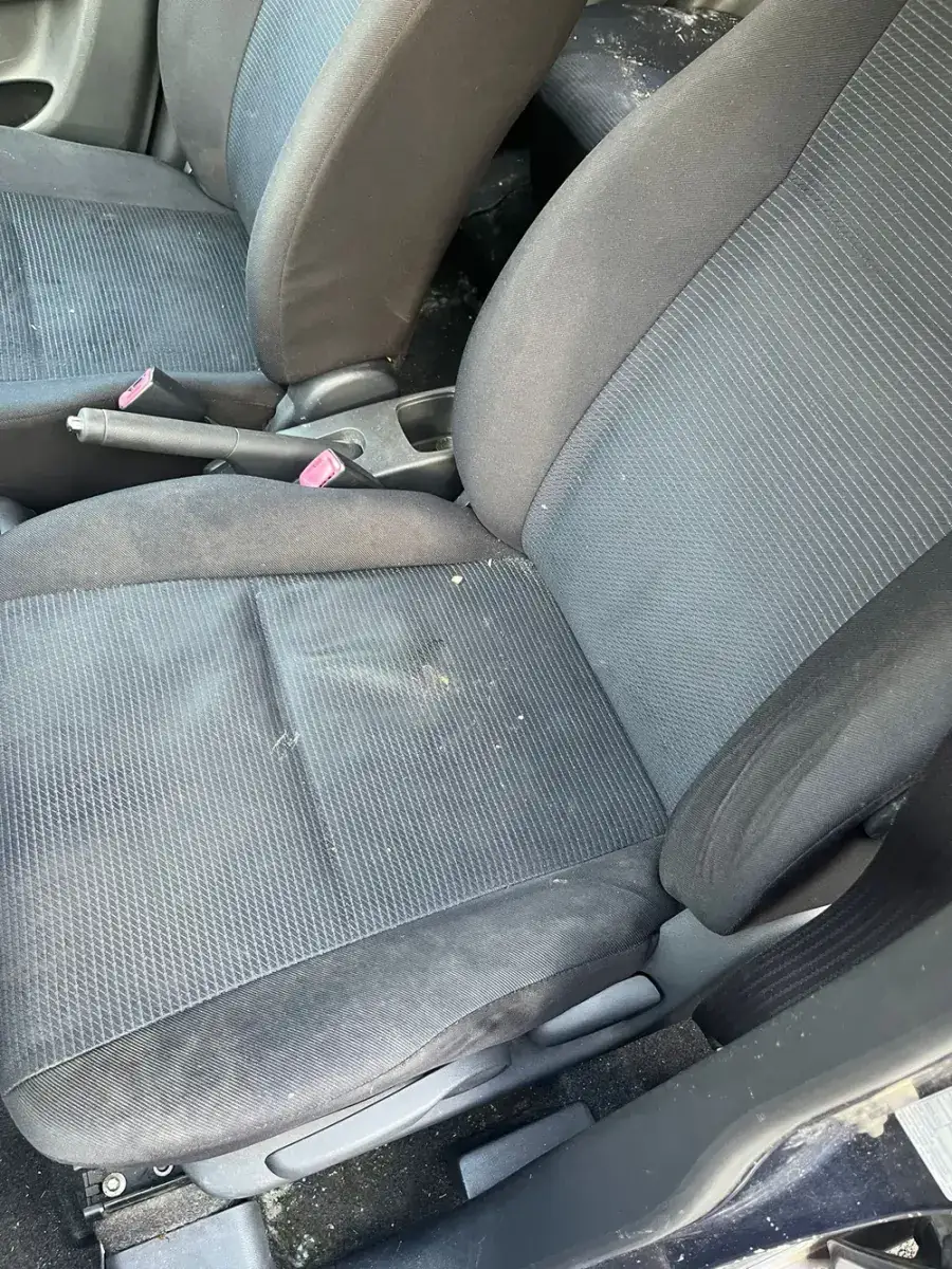 Avant — Avant-après d'une tache de café sur un siège de voiture en tissu