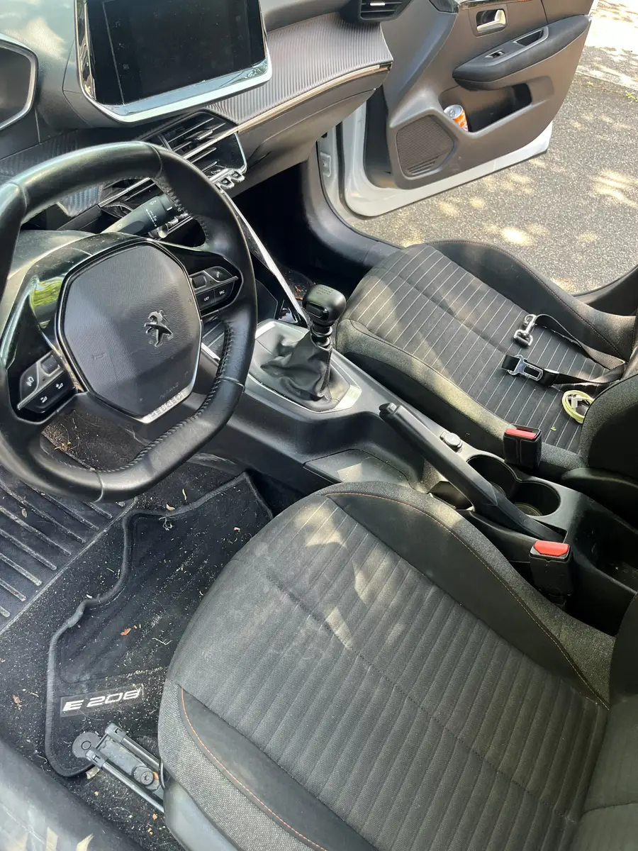 Avant — Avant-après du nettoyage du siège conducteur d’une Peugeot 208