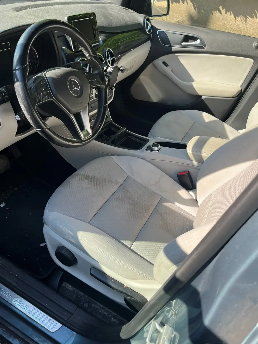 Avant — Avant-après du nettoyage du siège conducteur d’une Mercedes