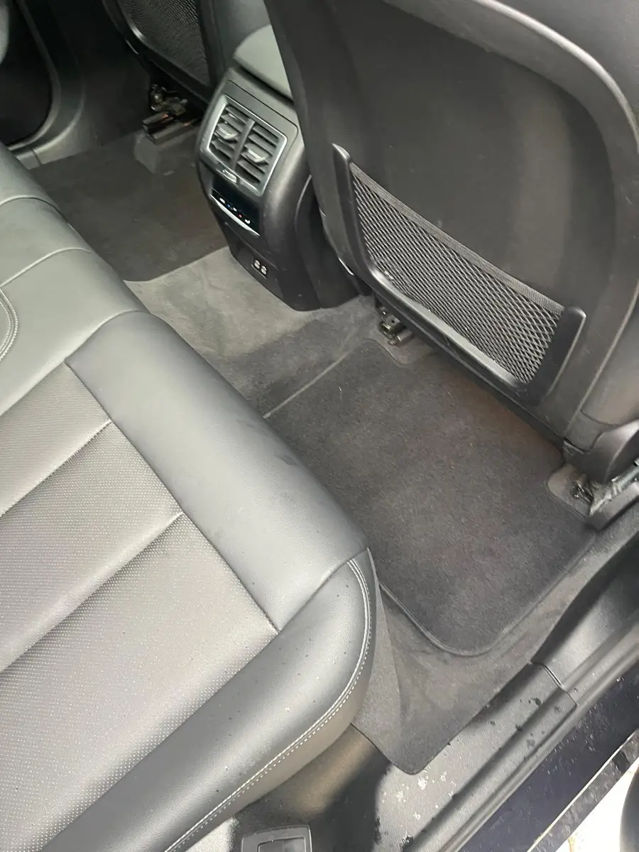 Après — Avant-après du nettoyage du sol de la banquette arrière d’une BMW