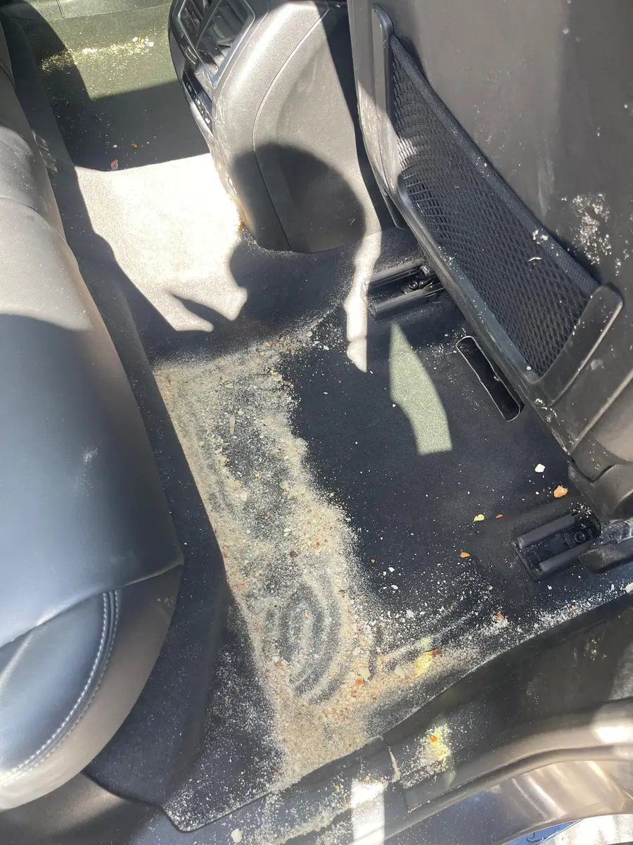 Avant — Avant-après du nettoyage du sol de la banquette arrière d’une BMW