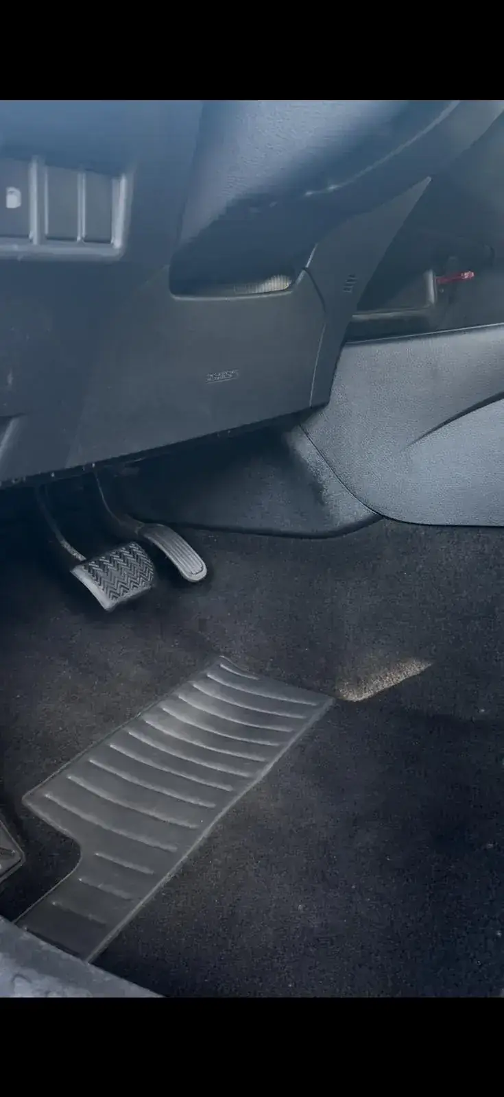 Après — Avant-après du nettoyage du sol et de la moquette d'une voiture